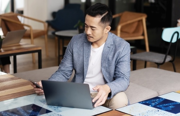 Man accessing hsbc digital business banking on her laptop