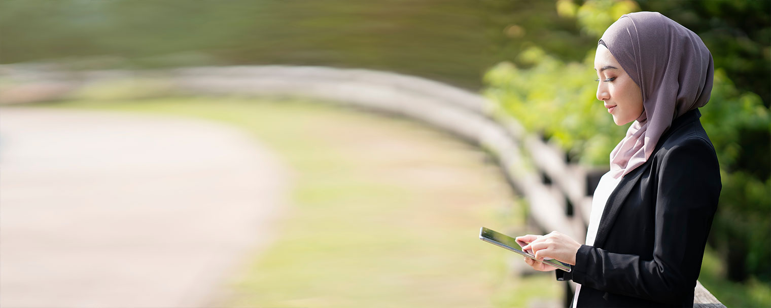 Woman accessing HSBC digital business banking on her smartphone Woman accessing HSBC digital business banking on her smartphone