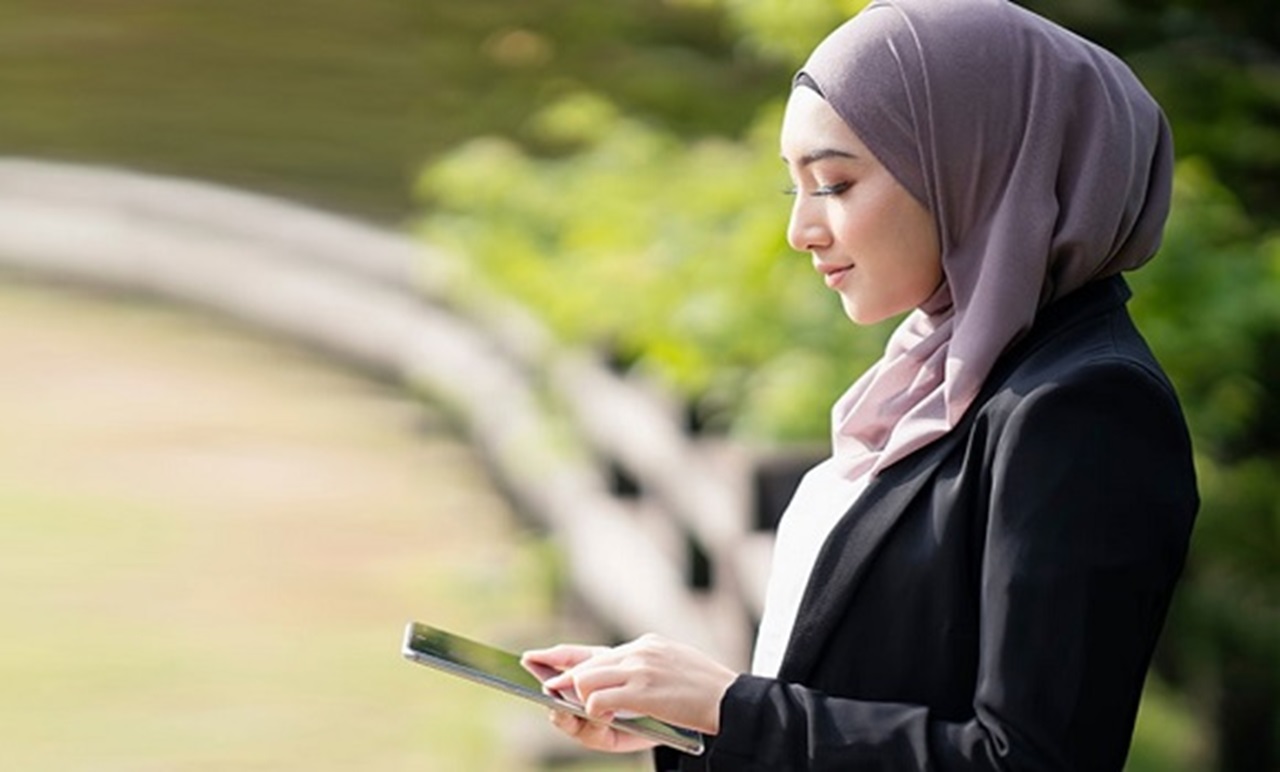 Woman accessing HSBCnet using a tablet Woman accessing HSBCnet using a tablet