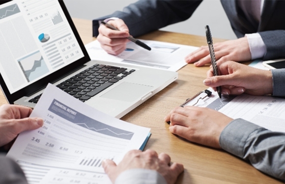 A business accessing their HSBC business accounts easily with one enhanced online interface A business accessing their HSBC business accounts easily with one enhanced online interface