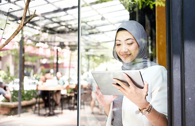 Woman opening a business bank account with HSBC Malaysia Business Banking online Woman opening a business bank account with HSBC Malaysia Business Banking online