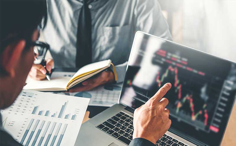 Man looking at the consolidated payment report via HSBCnet Man looking at the consolidated payment report via HSBCnet